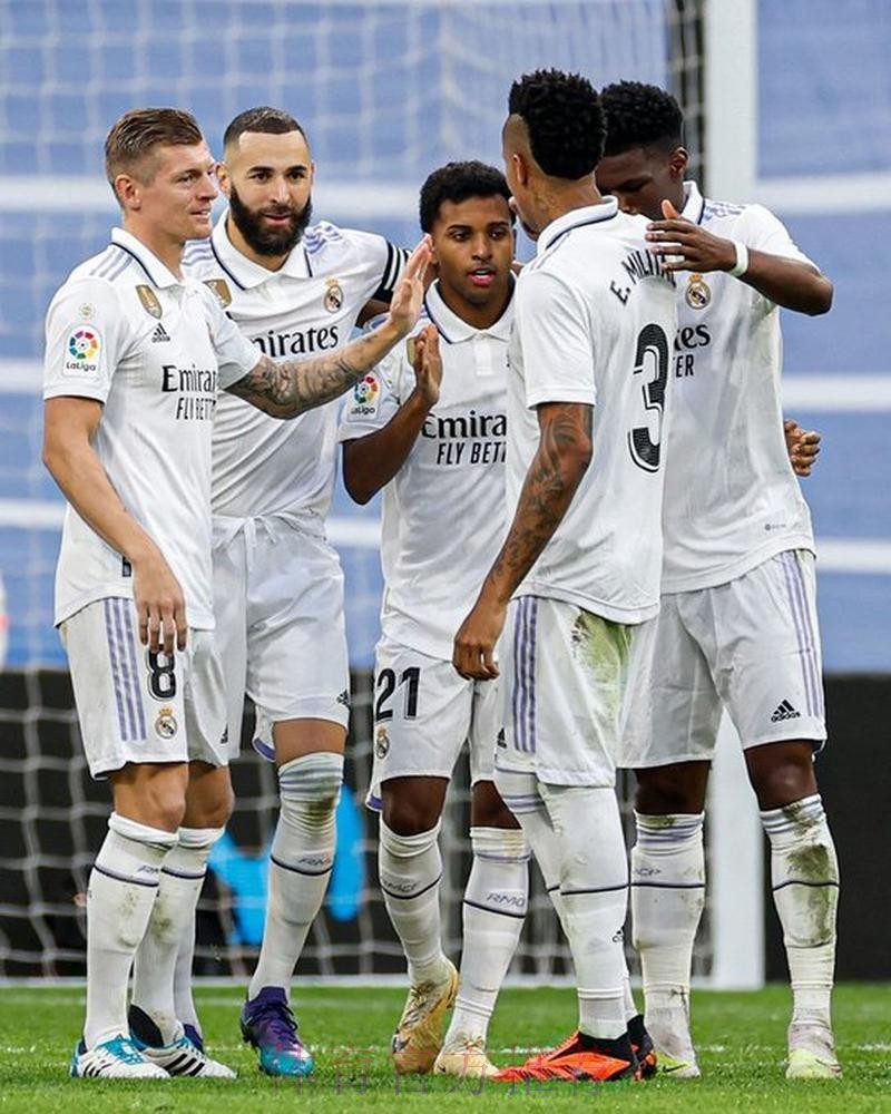 西甲-皇马4-2阿尔梅里亚 本泽马戴帽罗德里戈传射